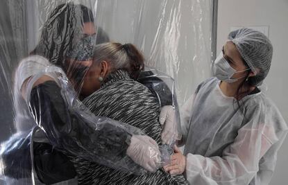 Crean "cortina de abrazos" en Brasil para estar cerca de sus seres queridos