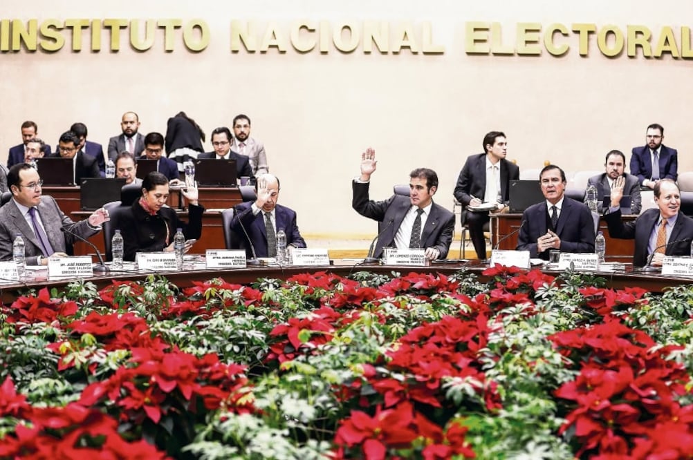 El INE probará el uso de una aplicación para teléfonos móviles que reporta todas las incidencias que ocurren el día de votación (ARCHIVO. EL UNIVERSAL)