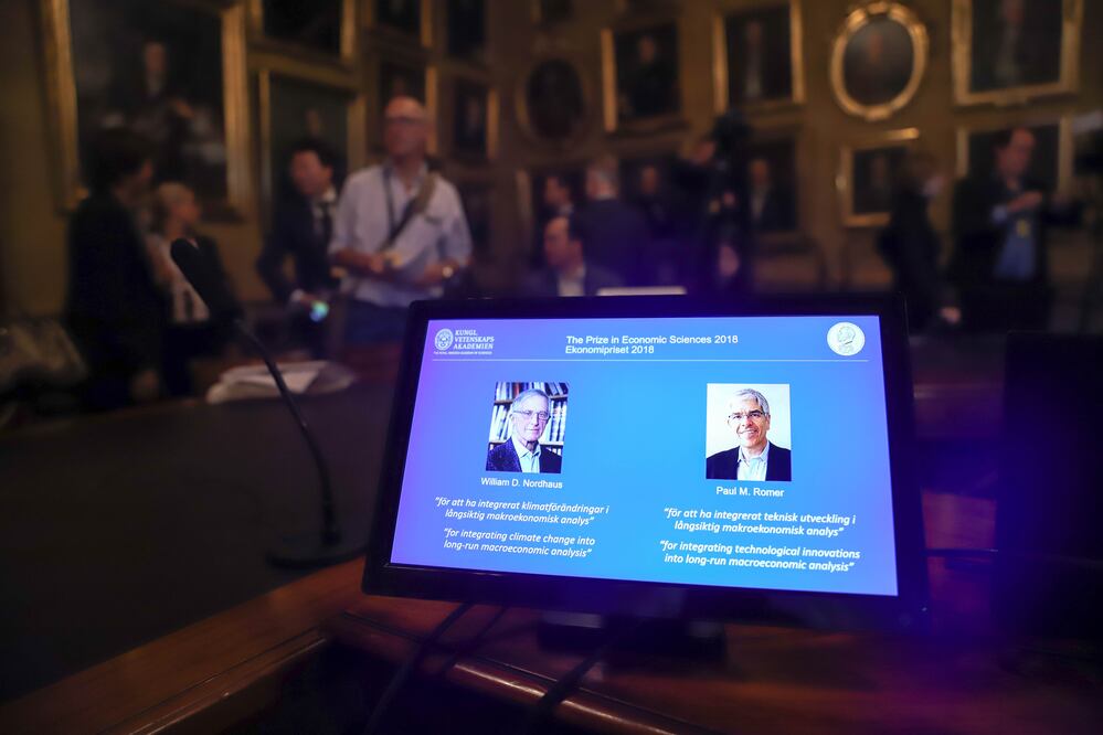 Retratos de los economistas ganadores del Premio Nobel de Economía 2018, William Nordhaus y Paul Romer de Estados Unidos (XINHUA)
