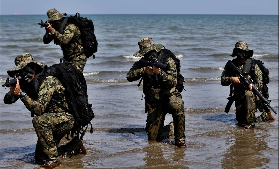 Cadetes navales de infantería realizan diariamente diversas prácticas para brindar apoyo y seguridad a la población. Foto: Berenice Fregoso/EL UNIVERSAL