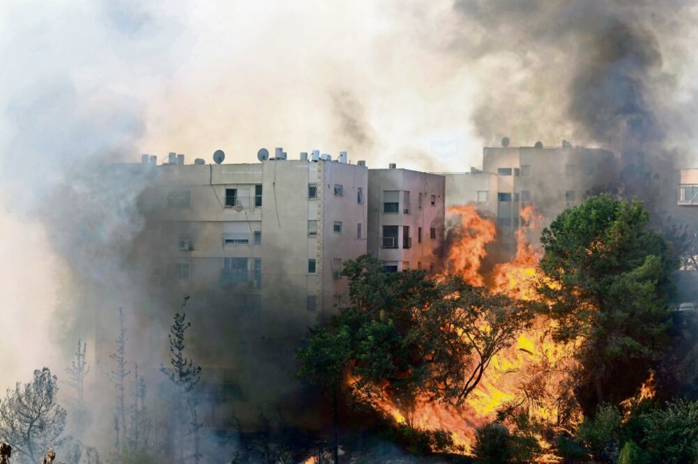 Acto deliberado. Un incendio amenaza un complejo de edificios en Haifa. Cuatro palestinos fueron arrestados por este hecho. (FOTO: ARIEL SCHALIT. AP)