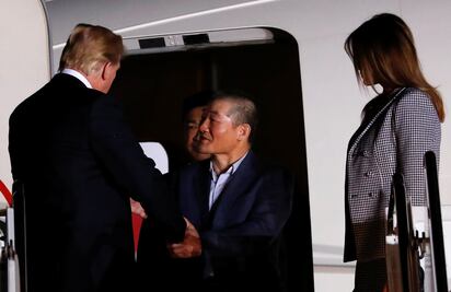 Llegan a Washington los tres estadounidenses liberados por Corea del Norte