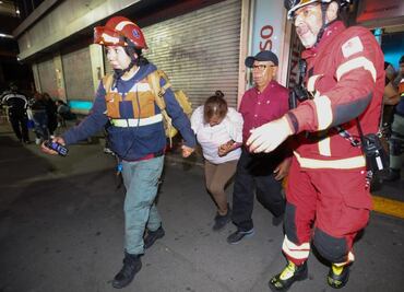 12 personas quedan atrapadas en elevador de la Torre Latinoamericana de la CDMX; graban video del rescate