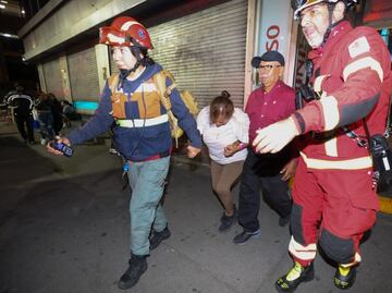 12 personas quedan atrapadas en elevador de la Torre Latinoamericana de la CDMX; graban video del rescate