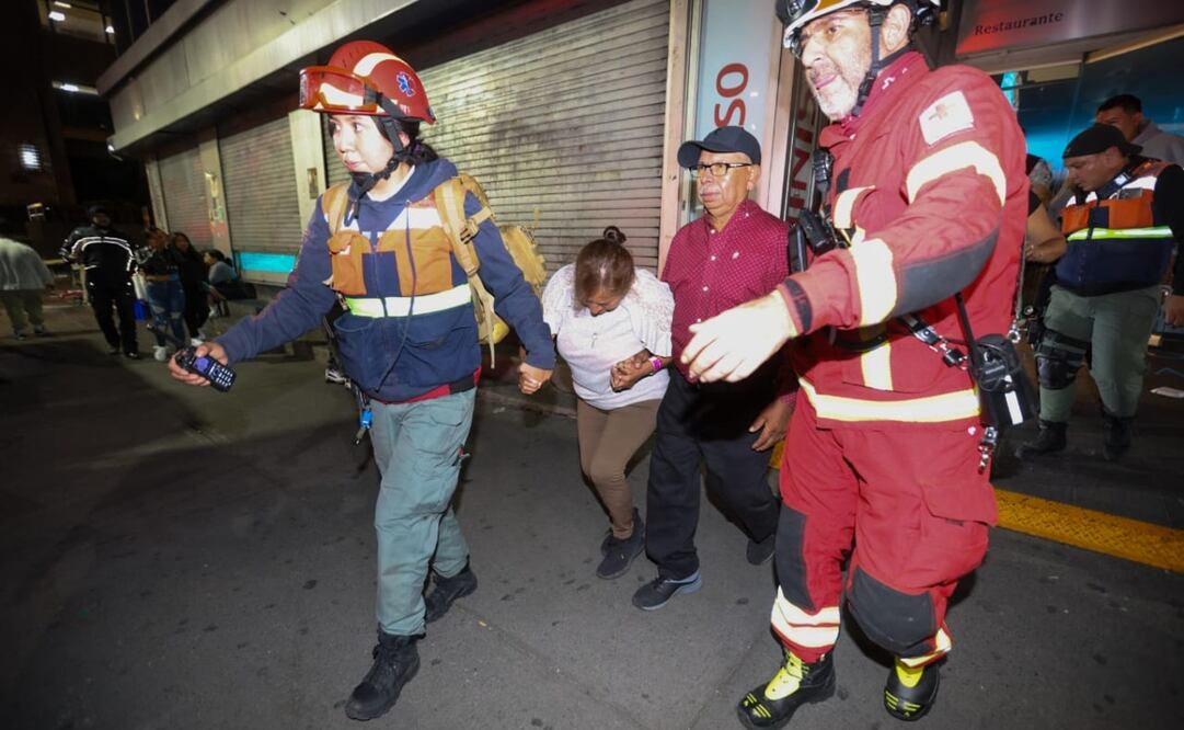 La tarde de hoy un elevador de la Torre Latinoamericana quedó atorado en el 4to piso con 12 personas, 5 de ellas turistas nacionales, un operador, 5 hombres y 7 mujeres que fueron rescatados por elementos del Heroico cuerpo de Bomberos de la CDMX tras permanecer poco más de 2 hora. Fotos Francisco Rodríguez