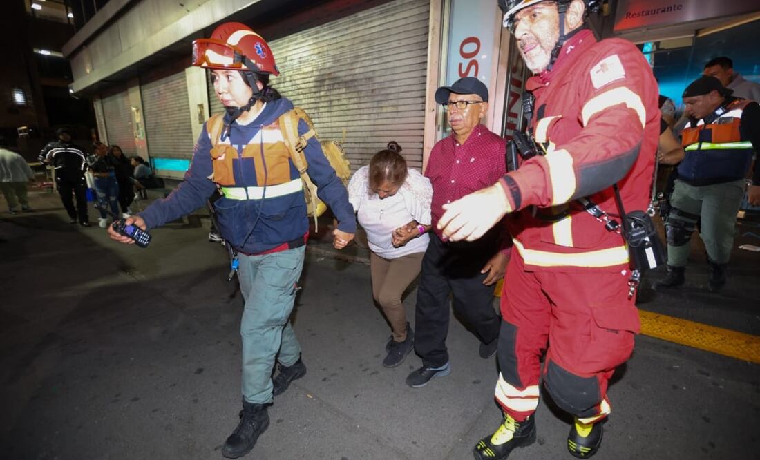 La tarde de hoy un elevador de la Torre Latinoamericana quedó atorado en el 4to piso con 12 personas, 5 de ellas turistas nacionales, un operador, 5 hombres y 7 mujeres que fueron rescatados por elementos del Heroico cuerpo de Bomberos de la CDMX tras permanecer poco más de 2 hora. Fotos Francisco Rodríguez