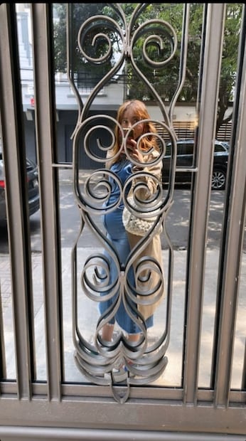 Natalia Téllez luce su embarazo con un radiante look de mezclilla