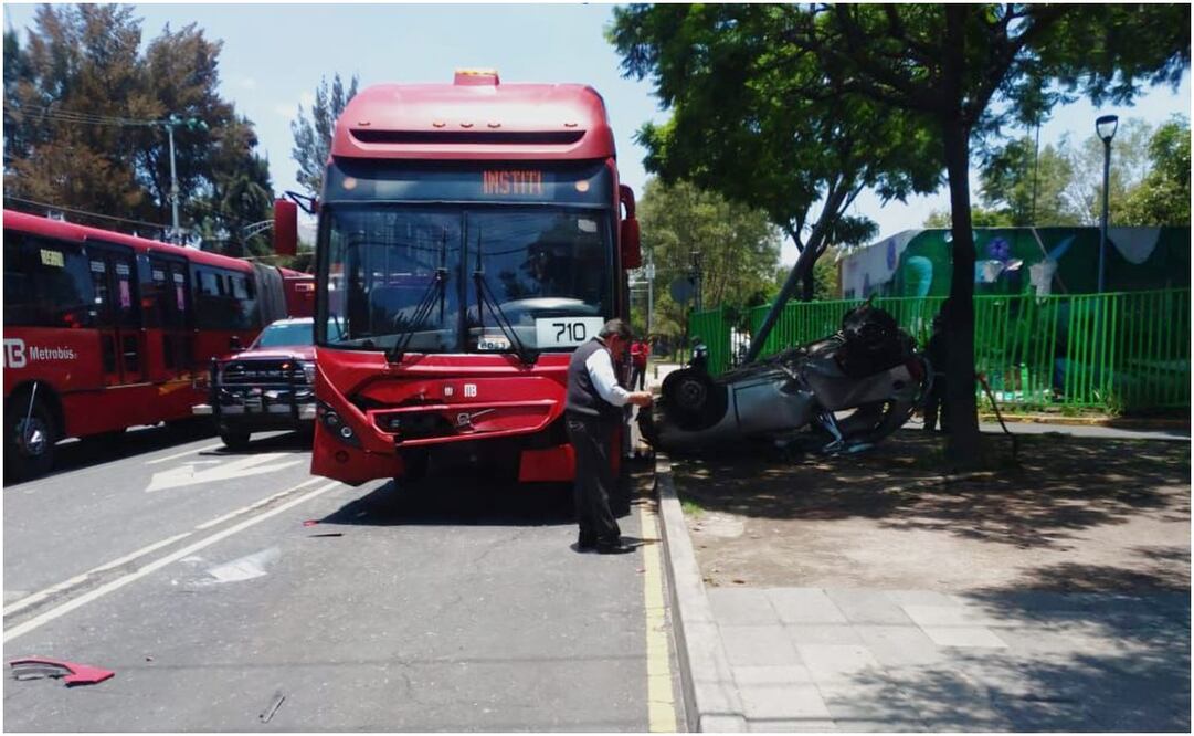 Choque entre unidad del Metrobús y un automóvil partícular. Foto: Especial