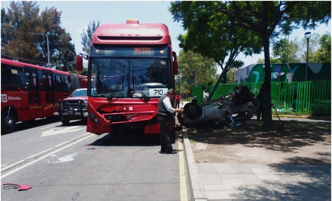 Choque entre unidad del Metrobús y un automóvil partícular. Foto: Especial