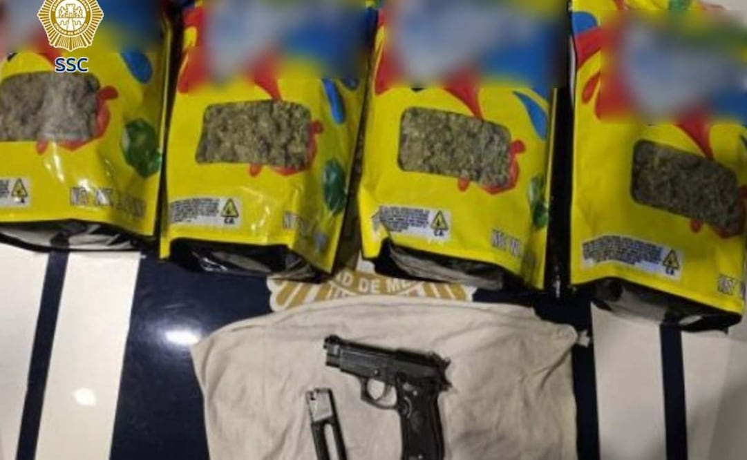 Detienen a hombre en posesión de 4kg de marihuana en alcaldía Azcapotzalco; portaba réplica de arma.
Foto: Especial.