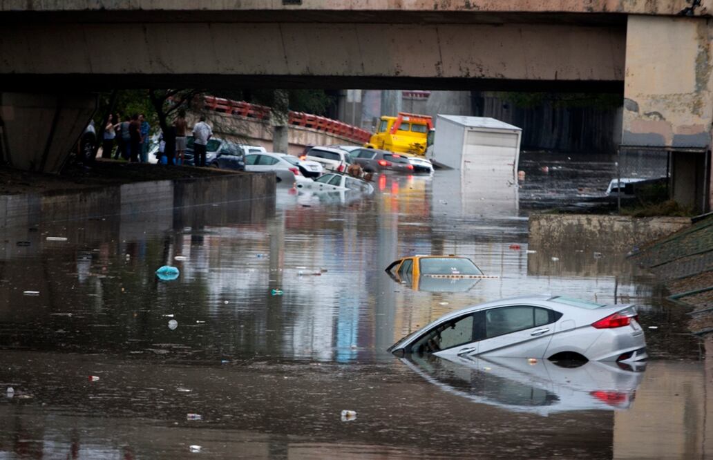 Decenas de vehículos quedaron varados en la avenida Manuel L. Barragán, después de una fuerte tormenta en la ciudad. Foto: Cuartoscuro.com
