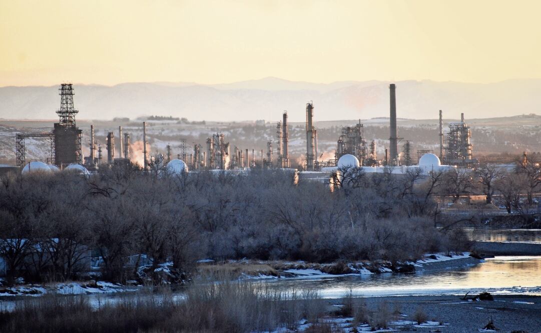 La refinería Billings, operada por Phillips 66 y que procesa petróleo crudo del oeste de Canadá, se ve a orillas del río Yellowstone en Billings, Montana. Foto: Matthew Brown / AP