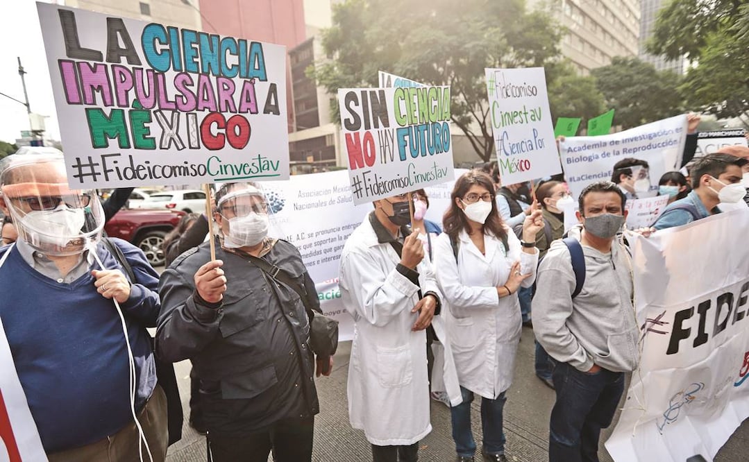 Con gritos como “Más ciencia, menos obediencia”, investigadores y estudiantes del CIDE, Cinvestav, la UNAM, la Red ProCienciaMX y la Academia de Ciencias de Morelos se manifestaron afuera del Senado. Fotos: BERENICE FRAGOSO/EL UNIVERSAL