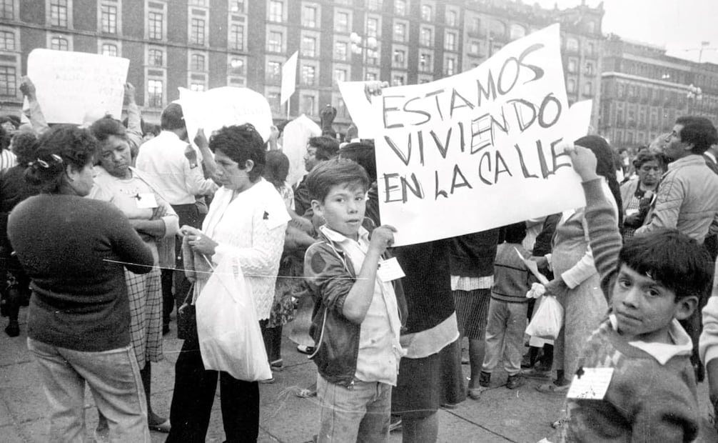 Damnificados del terremoto, manifestándose en el Zócalo en 1986. Durante los preparativos para el mundial, se dijo que el gobierno escondería los campamentos de damnificados, por miedo a la “mala imagen”. Foto: Archivo EL UNIVERSAL.