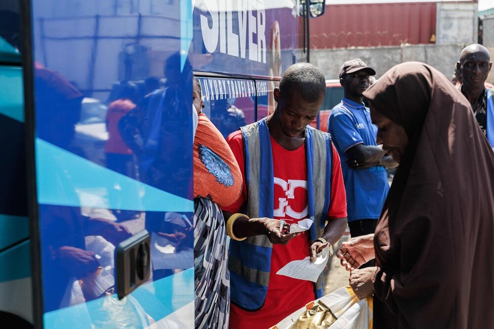 Los viajeros abordan un autobús con destino al norte de Nigeria antes de la temporada festiva en la terminal de autobuses de Iddo en Lagos el 18 de diciembre de 2023. Foto: AFP