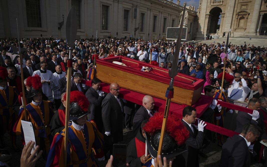 El cuerpo del papa Francisco es traslado a la basílica de San Pedro para su velatorio, en el Vaticano. Foto: AP