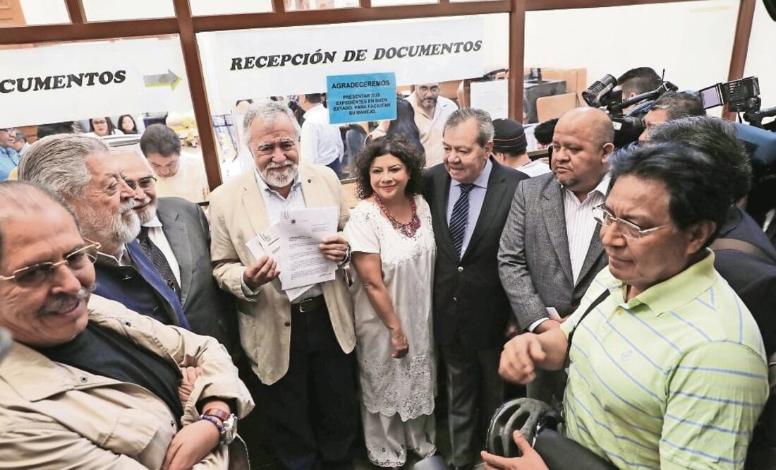 compañado de legisladores, Alejandro Encinas, presidente de la Mesa Directiva de la Asamblea Constituyente, interpuso la queja (JUAN CARLOS REYES. EL UNIVERSAL)