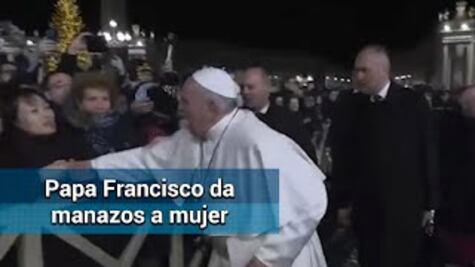 Papa Francisco da manazos a mujer que le tomó la mano en Plaza de San Pedro
