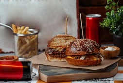 Cuántas calorías tiene un combo de hamburguesa con queso, papas fritas y refresco