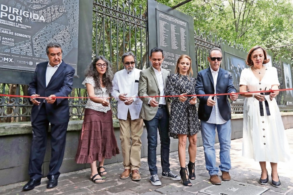 La galería fue inaugurada en las rejas del Bosque de Chapultepec (BERENICE FREGOSO. EL UNIVERSAL)