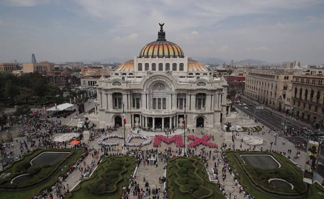 People gather in Fine Arts Palace to celebrate Mexico City – Photo: Archive / EL UNIVERSAL