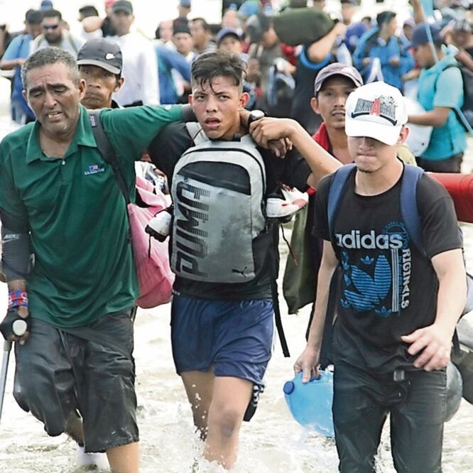 Geovany, de 42 años, comenta que para evitar rezagarse y ser detenido por agentes migratorios por su discapacidad, camina en medio del contingente.