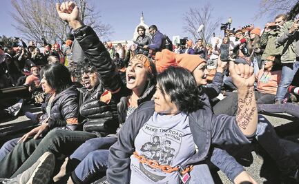 Juez ordena a gobierno de Trump reponer el DACA por completo