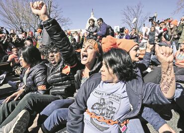 Juez ordena a gobierno de Trump reponer el DACA por completo