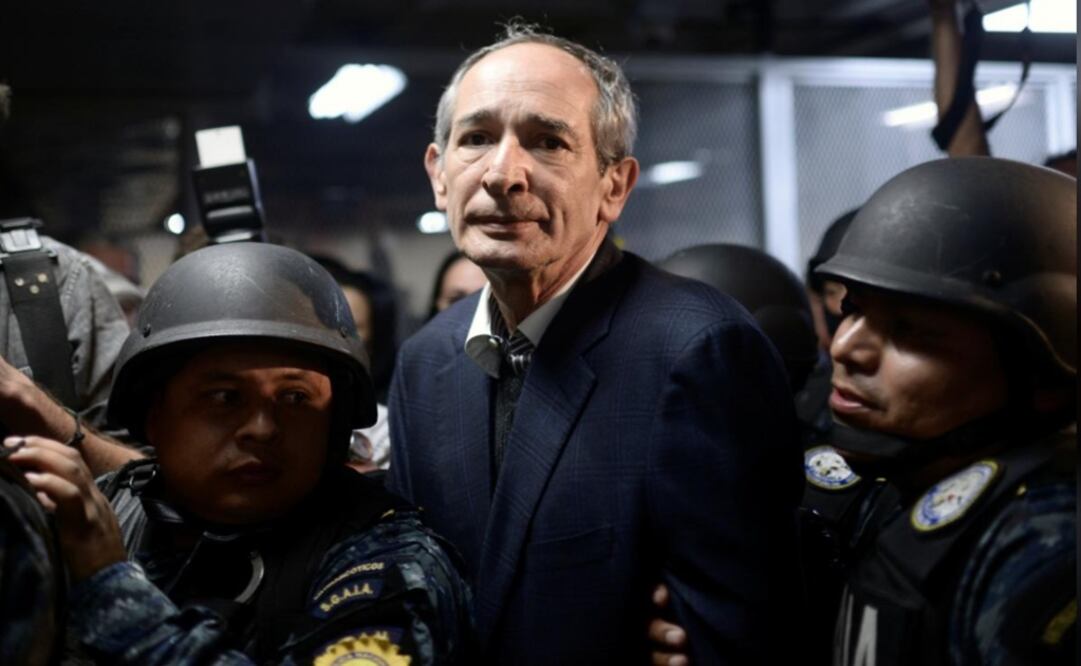 Former Guatemalan President Álvaro Colom arrives to court escorted by policemen after being detained as part of a local corruption investigation – Photo: Fabricio Alonzo/ REUTERS