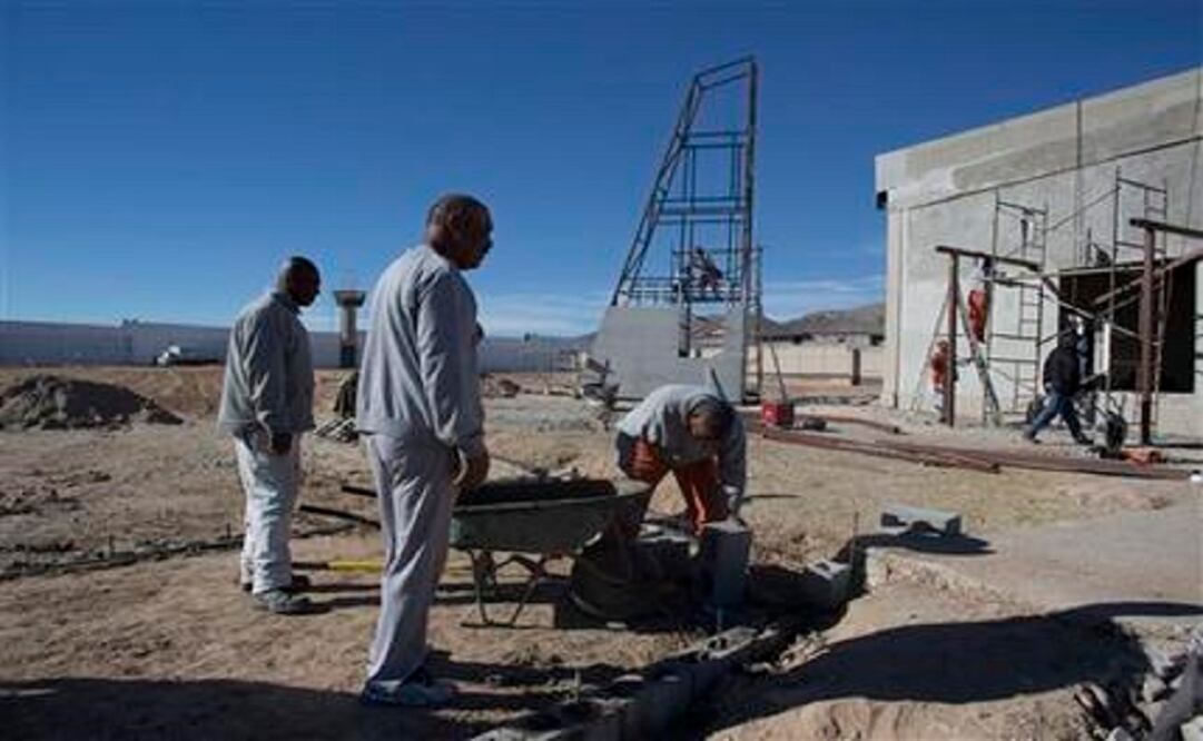 Inmates work on the construction of a prison chapel inside the state prison in Ciudad Juarez, Sunday, Jan. 17, 2016. (Photo: AP)