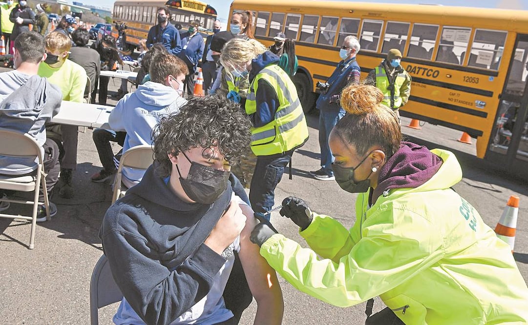 Un joven recibe una vacuna contra el coronavirus en East Hartford, Connecticut. EU apoya un levantamiento global de las protecciones de patentes para las sustancias contra el Covid-19. Foto: Jessica Hill/AP.