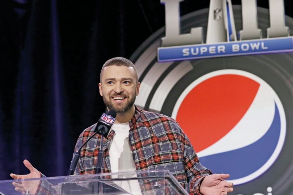 El cantante presumió su amistad con Tom Brady (MORRY GASH. AP)