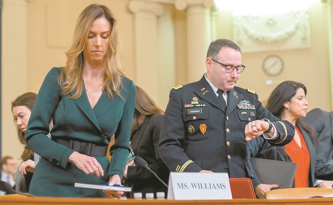 Jennifer Williams, asesora del vicepresidente Mike Pence, y el coronel Alexander Vindman, principal experto de la Casa Blanca sobre Ucrania, ayer al acabar su testimonio en las audiencias del impeachment a Donald Trump. Foto: ERIK S. LESSER. EFE