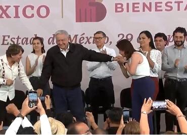 Alcaldesa de Tecámac besa la mano de AMLO en gira de programas sociales en Edomex
