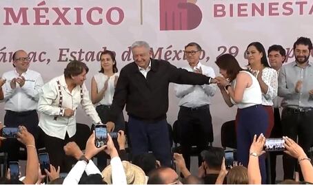 Alcaldesa de Tecámac besa la mano de AMLO en gira de programas sociales en Edomex