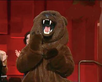 La osa de 'The Revenant' llegó a la ceremonia y aplaudió