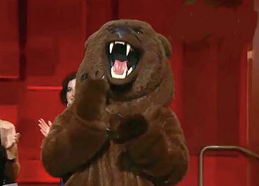 La osa de 'The Revenant' llegó a la ceremonia y aplaudió