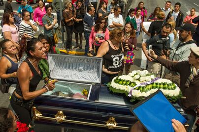 Con ataúd, sexoservidores protestan por inseguridad