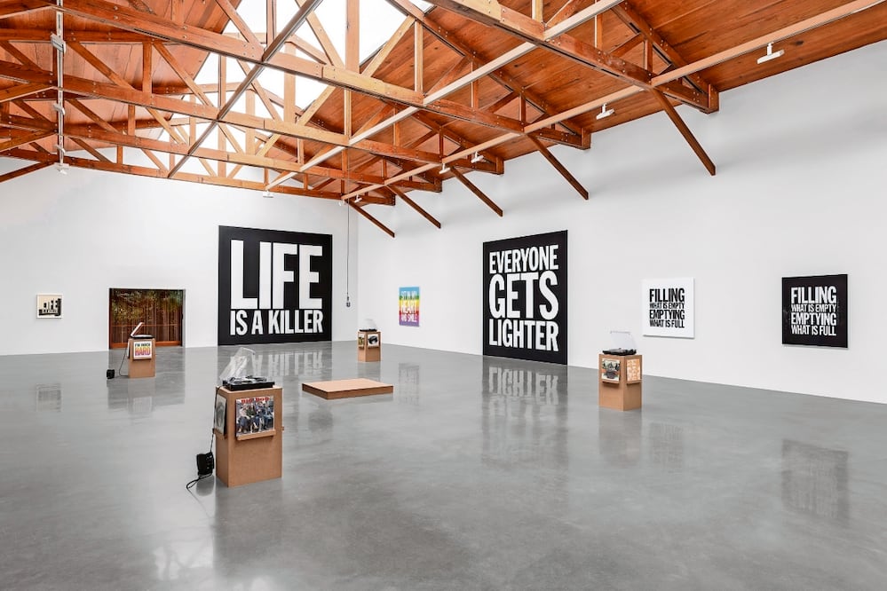 En John Giorno: LIFE IS A KILLER se podrá leer poesía en los muros y oírla en un disco de vinilo, en un video e incluso en una línea telefónica. Foto: Kurimanzutto