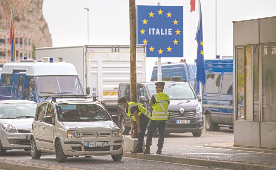 Agentes franceses en la frontera franco-italiana en Menton. La zona Schengen comenzó a resucitar a partir del 15 de junio. Foto: AFP