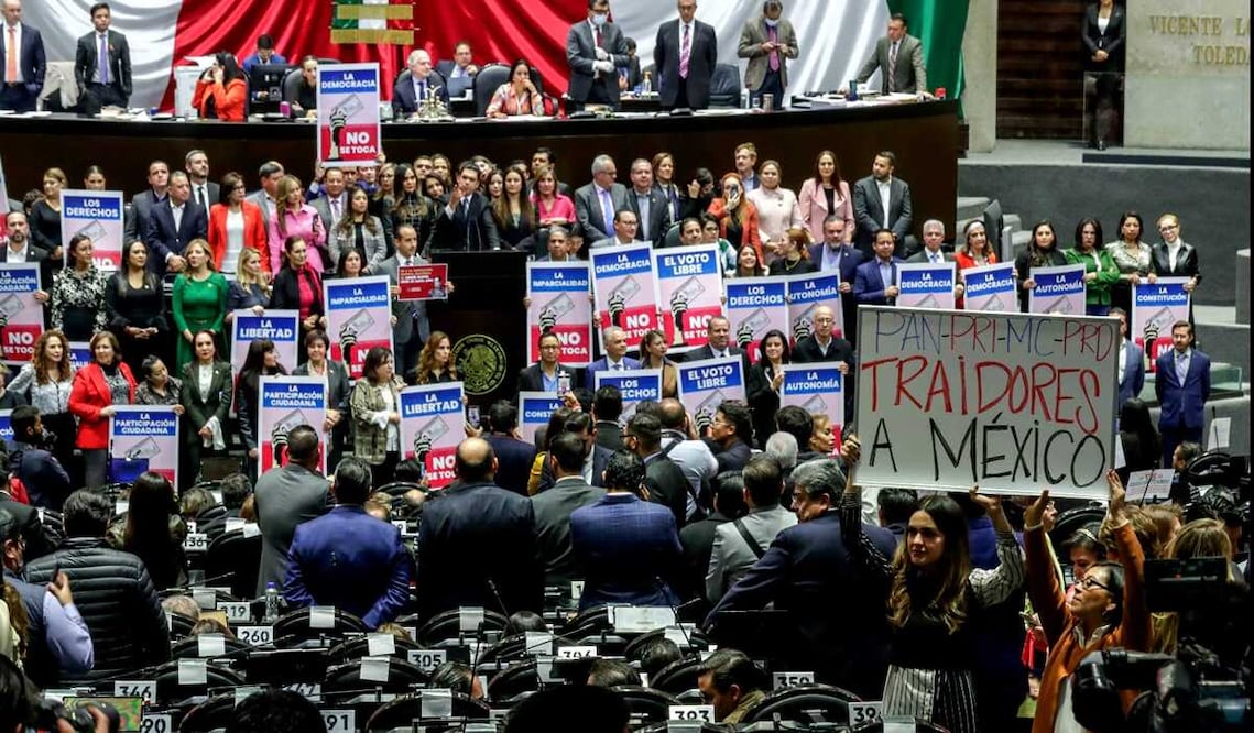 La madrugada de este miércoles, la bancada de Morena y sus aliados aprobaron una serie de reformas a leyes secundarias en materia electoral. Foto: Diego Simón Sánchez