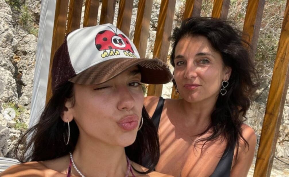 Dua Lipa presumió a su espectacular madre en Instagram y ya sabemos de dónde heredó la belleza