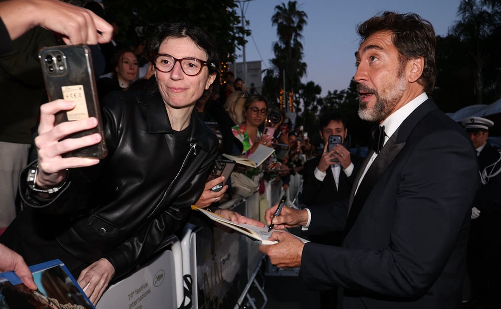 El actor español Javier Bardem firma autógrafos a su salida tras la proyección de la película "El ser querido" en la 79ª edición del Festival de Cine de Cannes, en Cannes, al sur de Francia.
Foto de Valery HACHE / AFP.