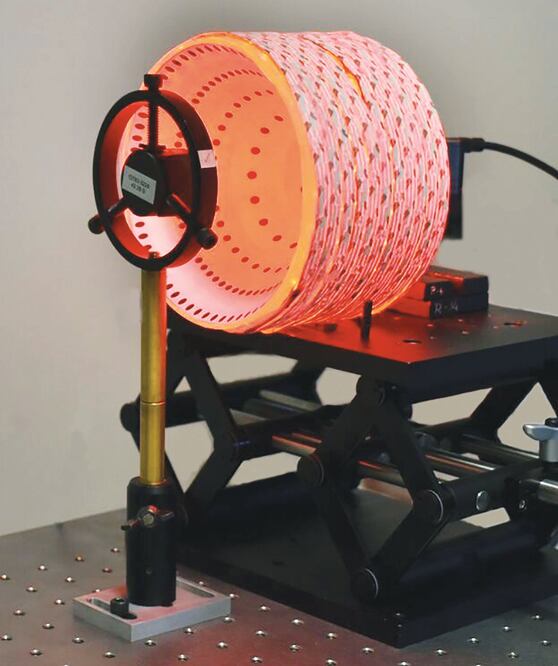 Usa una pantalla nula en forma de cono que al proyectarse enfrente de la córnea genera una imagen que es un arreglo ordenado de puntos (CORTESÍA UNAM)