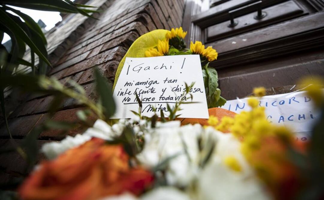 Imagen que muestra una ofrenda floral frente a la puerta del edifico en la que vivía Gachi en Roma (Foto: EFE)