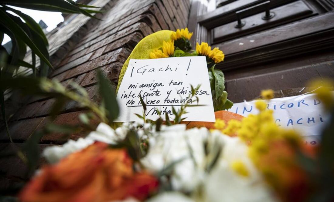 Imagen que muestra una ofrenda floral frente a la puerta del edifico en la que vivía Gachi en Roma  (Foto: EFE)