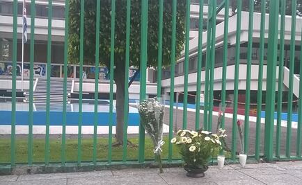 Colocan flores frente a Embajada de Cuba