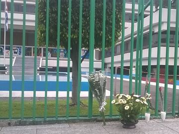 Colocan flores frente a Embajada de Cuba