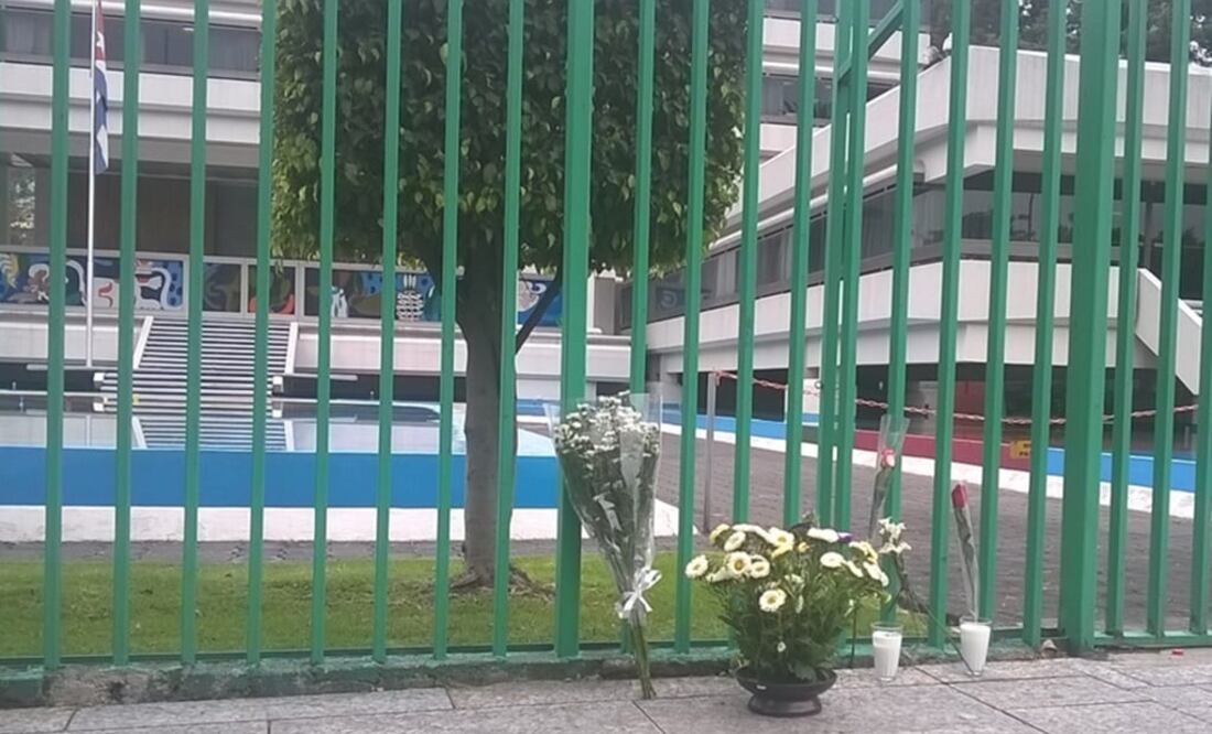 Colocan flores frente a Embajada de Cuba