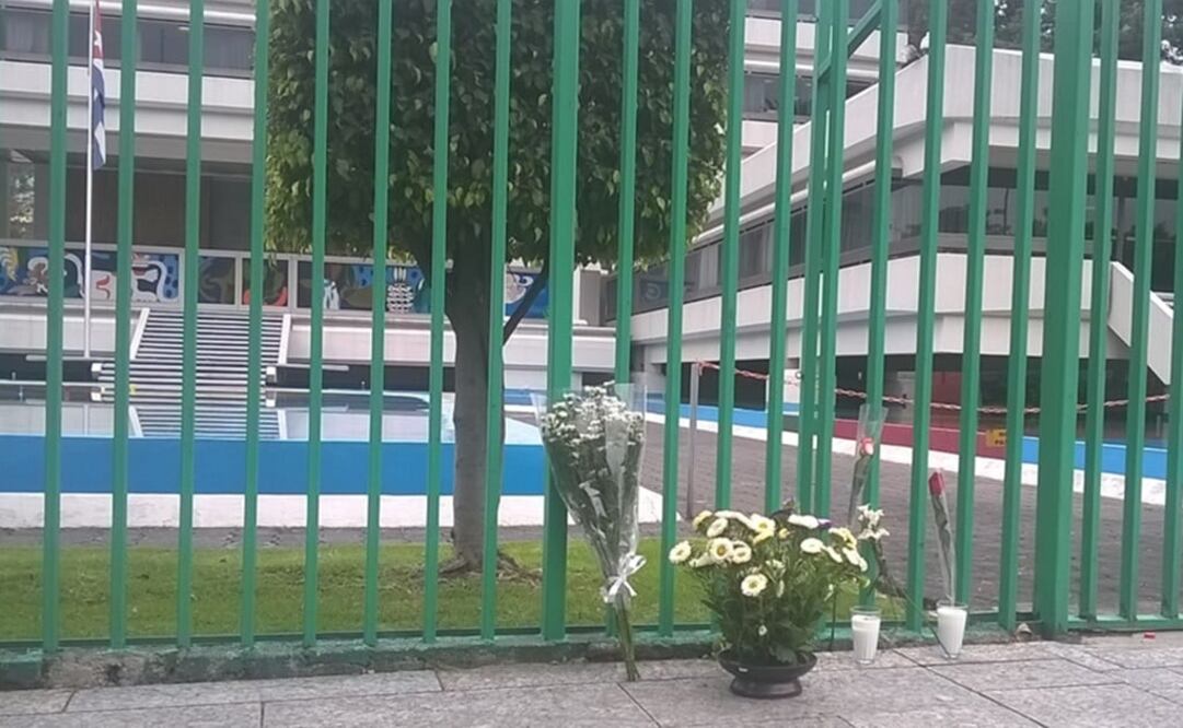 Colocan flores frente a Embajada de Cuba